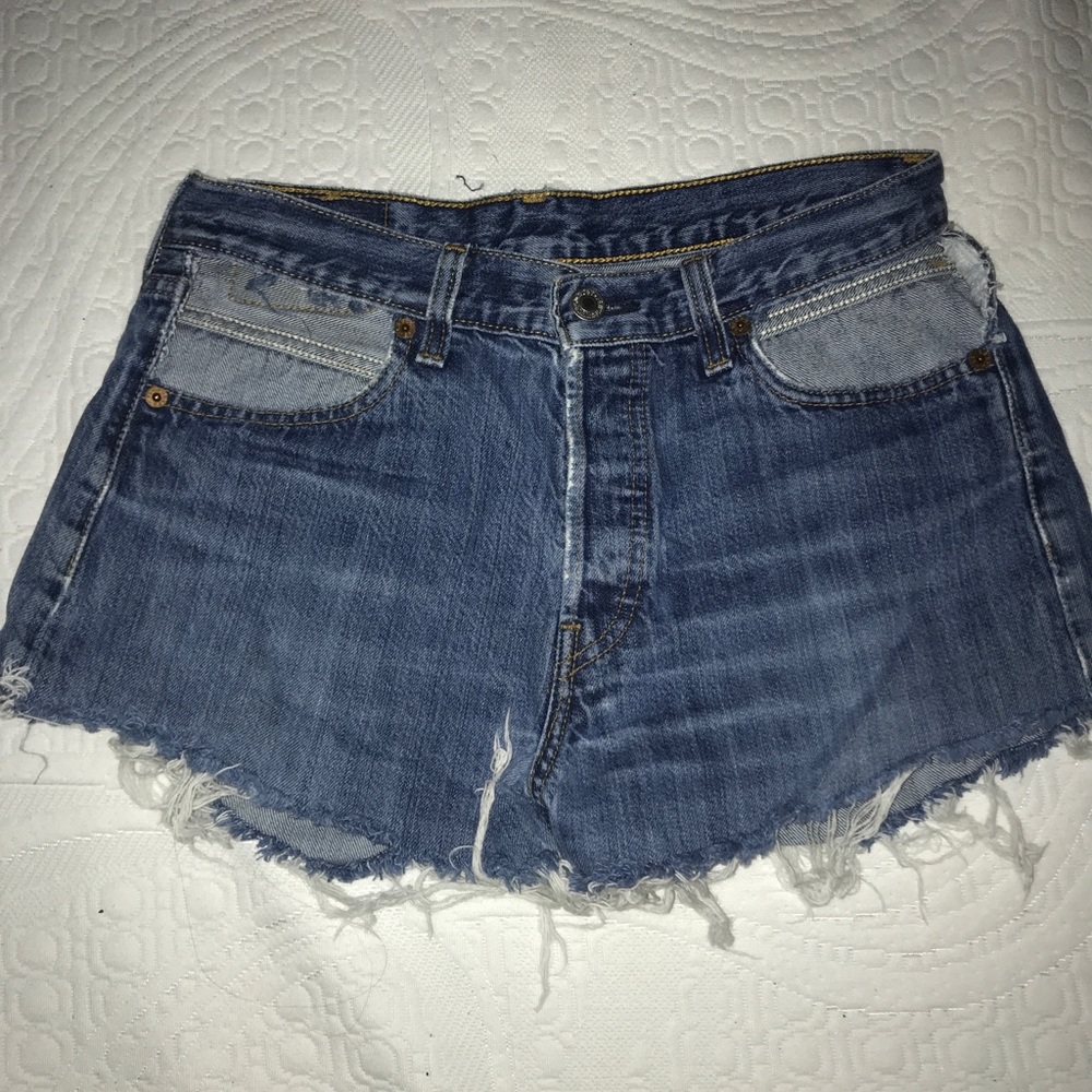 Levi Urban Outfitters cut out pocket jean shorts